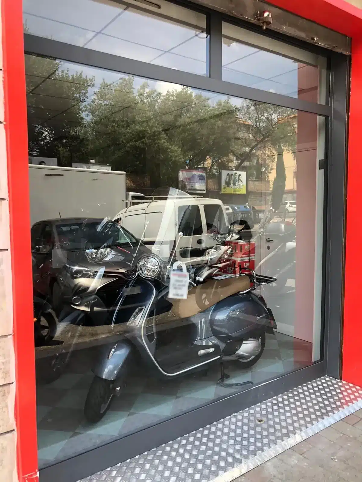 Vetrina in alluminio per attività commerciale
