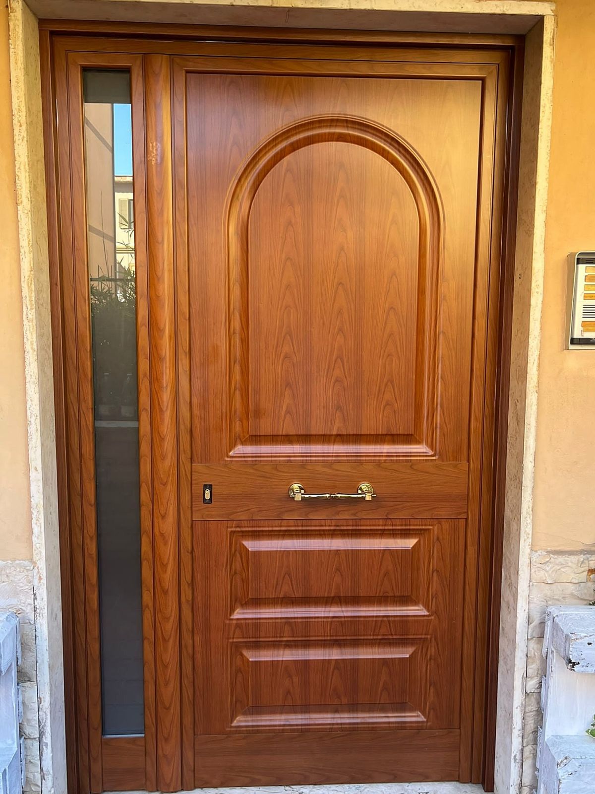 Portoncino di ingresso in alluminio effetto legno
