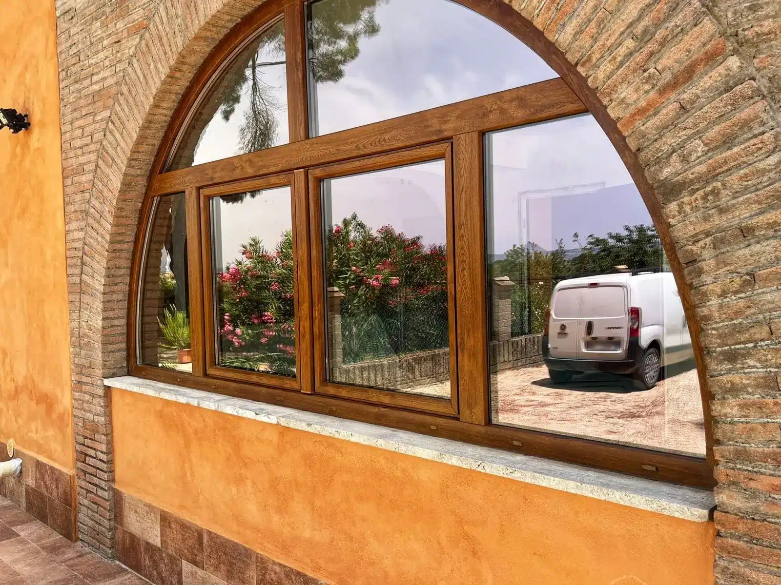 Infissi in pvc effetto legno ad arco