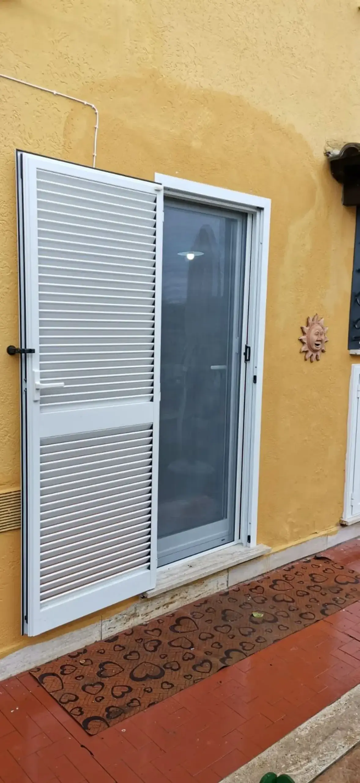 Persiana bianca a porta